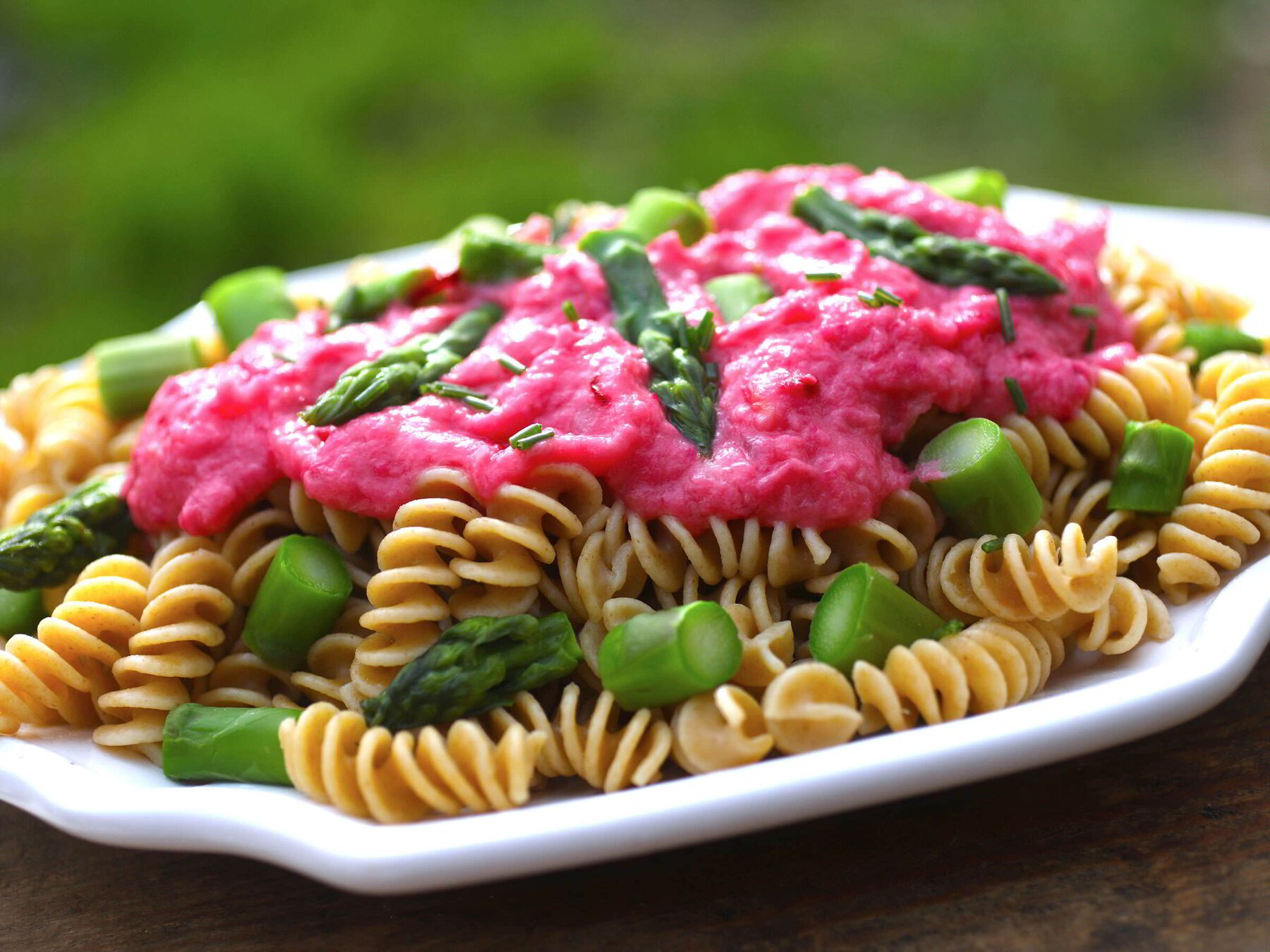 Fusilli integrali agli asparagi con crema di rapa rossa