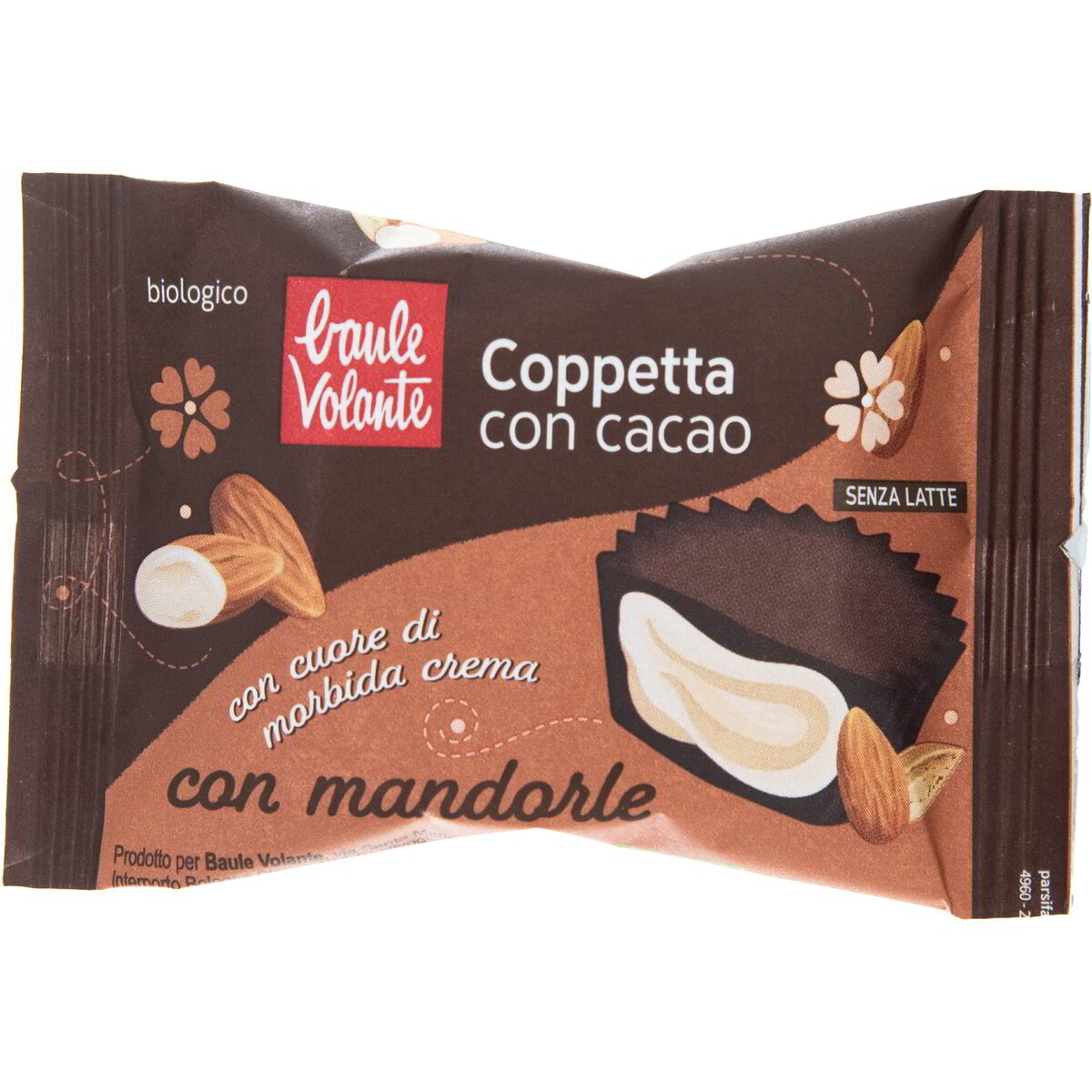 Coppetta con cacao con cuore di morbida crema con mandorle