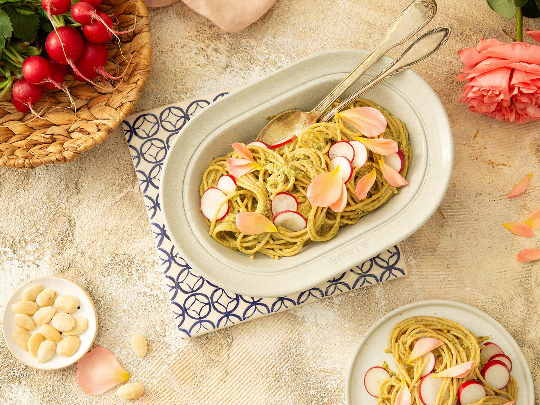 Ricetta Spaghetti al pesto di basilico con ravanelli e petali di rosa